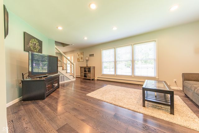 41 N Wolfcreek Road, Columbus, IN 47201
