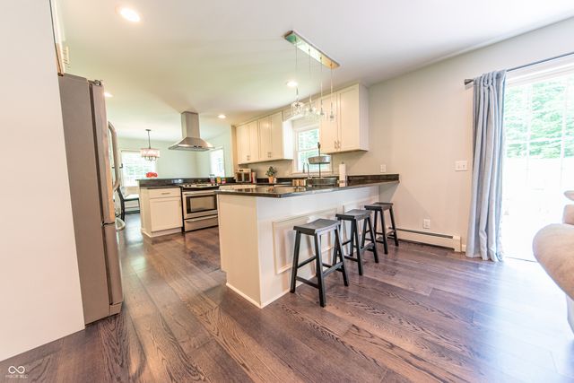 41 N Wolfcreek Road, Columbus, IN 47201