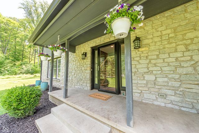 41 N Wolfcreek Road, Columbus, IN 47201