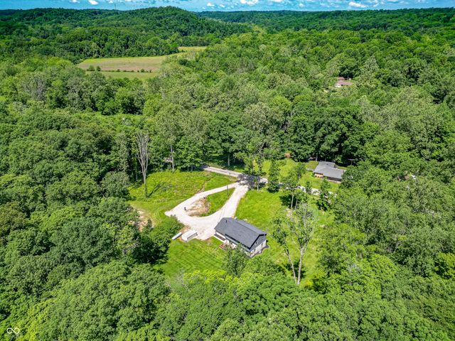 41 N Wolfcreek Road, Columbus, IN 47201
