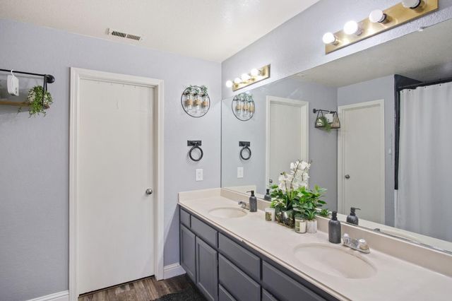 328 Burns Creek Ct, Waterford, CA 95386