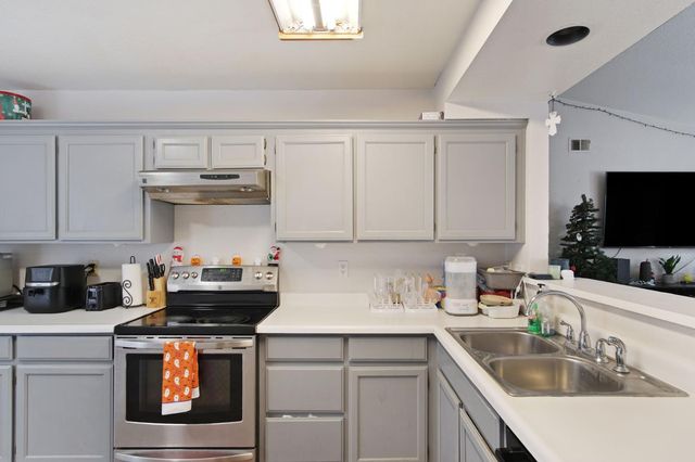 328 Burns Creek Ct, Waterford, CA 95386