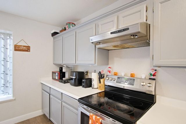 328 Burns Creek Ct, Waterford, CA 95386