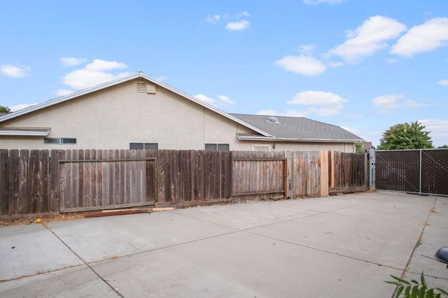 328 Burns Creek Ct, Waterford, CA 95386