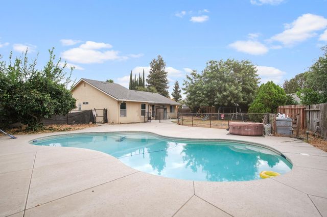 328 Burns Creek Ct, Waterford, CA 95386