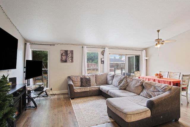 328 Burns Creek Ct, Waterford, CA 95386