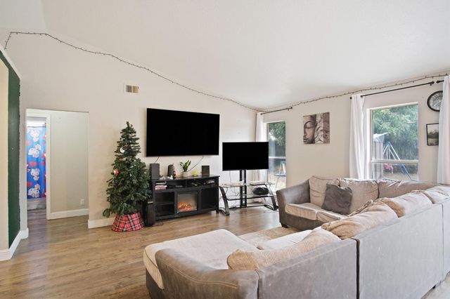 328 Burns Creek Ct, Waterford, CA 95386