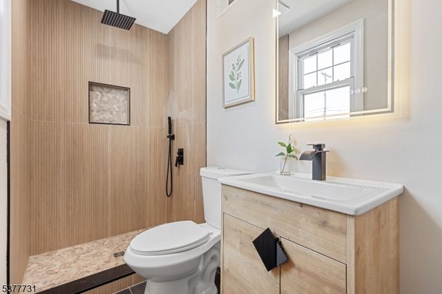 34 Emerald St, Hackensack City, NJ 07601