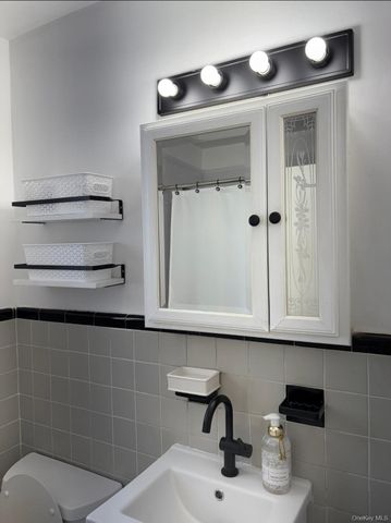 7019 261st Street 122E6, Glen Oaks, NY 11004