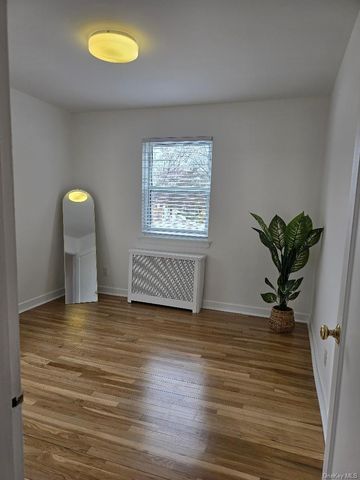 7019 261st Street 122E6, Glen Oaks, NY 11004