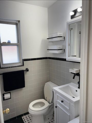 7019 261st Street 122E6, Glen Oaks, NY 11004