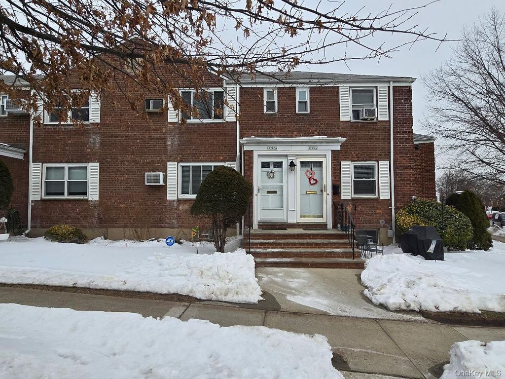 7019 261st Street 122E6, Glen Oaks, NY 11004
