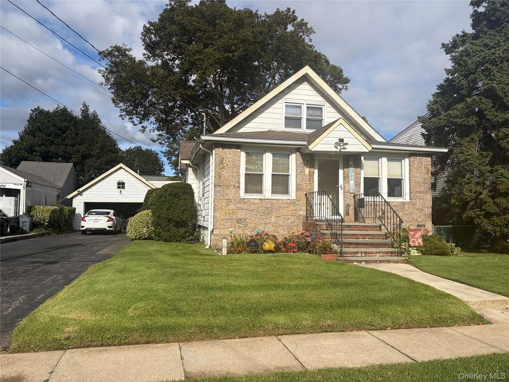 388 S 2nd Street, Lindenhurst, NY 11757 — photo 2