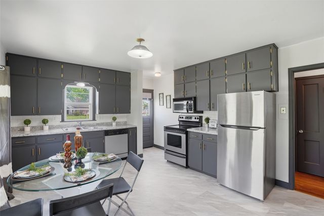 642 Prairie NE, Cedar Rapids, IA 52402