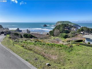 17116 Pacific Heights St, Brookings, OR 97415