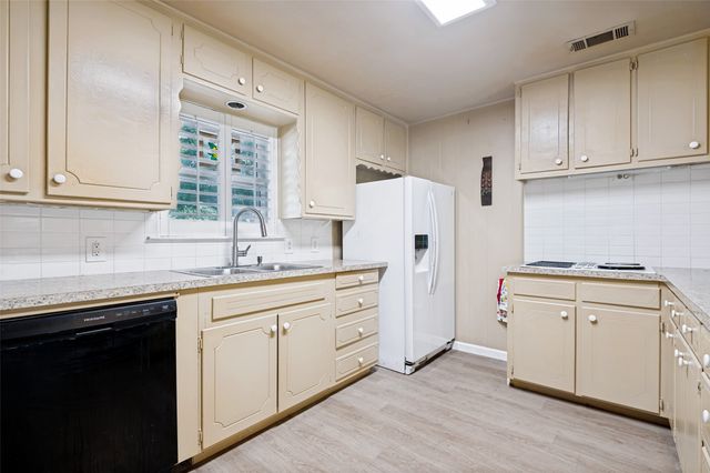 511 Simmons Drive, Euless, TX 76040