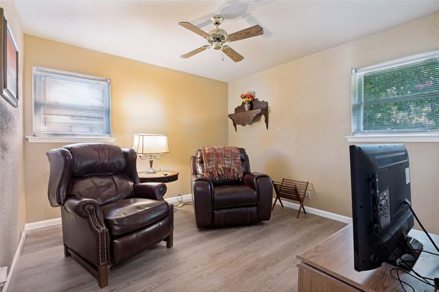 511 Simmons Drive, Euless, TX 76040