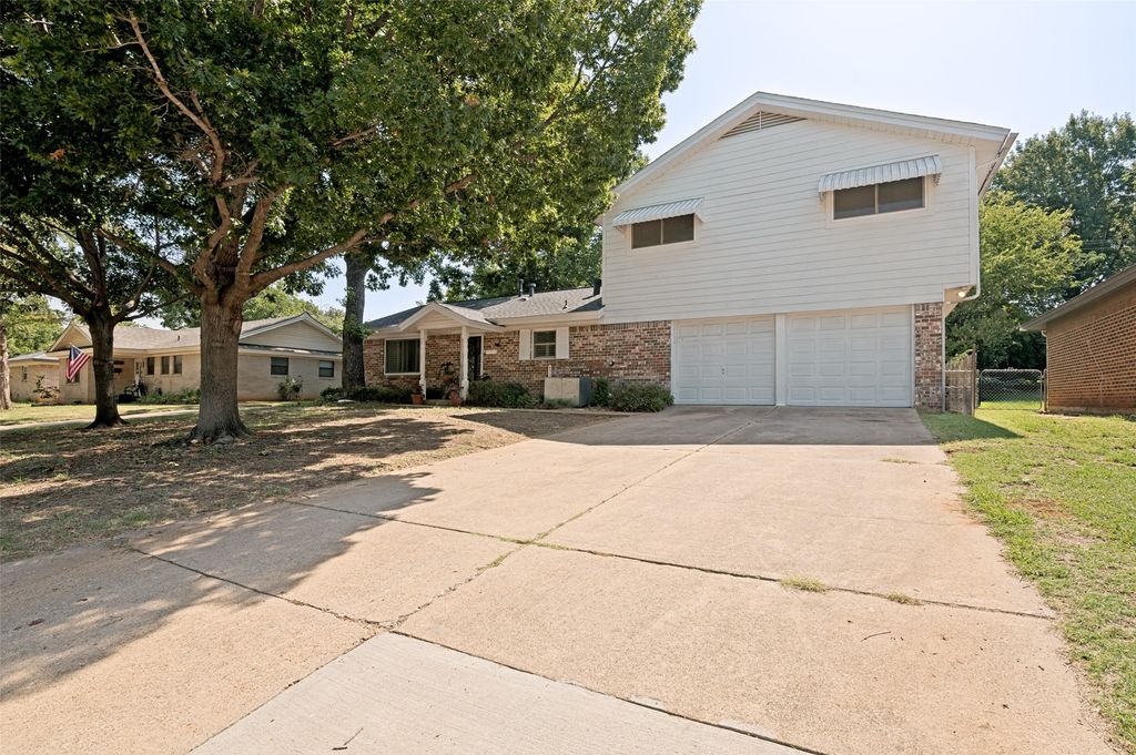 511 Simmons Drive, Euless, TX 76040