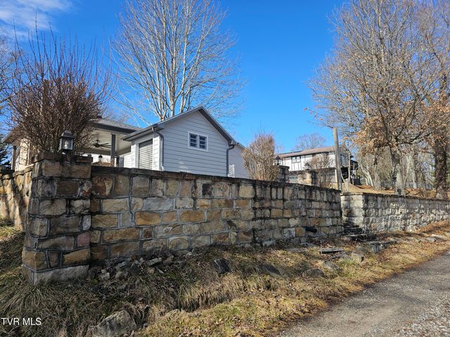 305 Southeast Apple Drive, Wise, VA 24293