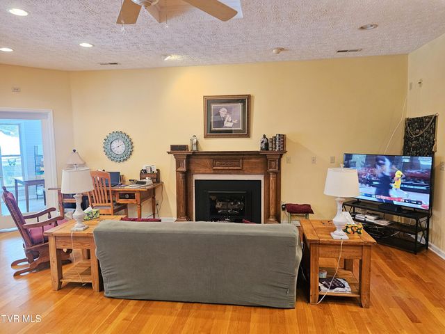 305 Southeast Apple Drive, Wise, VA 24293