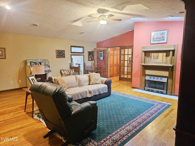 305 Southeast Apple Drive, Wise, VA 24293