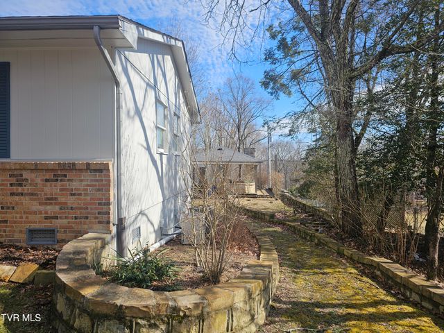 305 Southeast Apple Drive, Wise, VA 24293