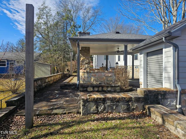 305 Southeast Apple Drive, Wise, VA 24293