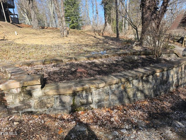 305 Southeast Apple Drive, Wise, VA 24293