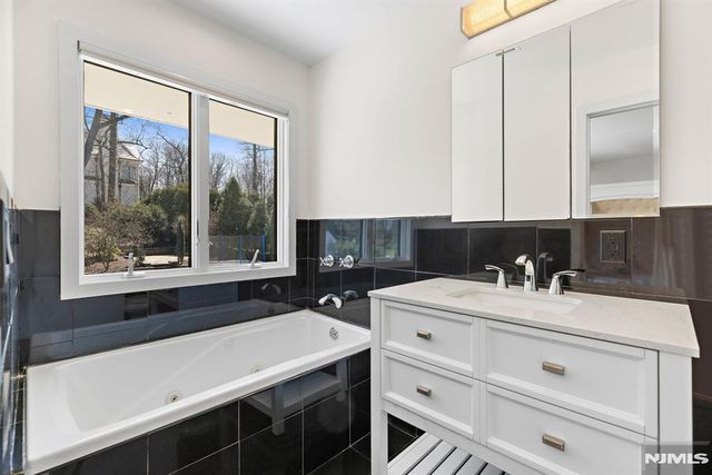 1 Hemlock Drive, Cresskill, NJ 07626