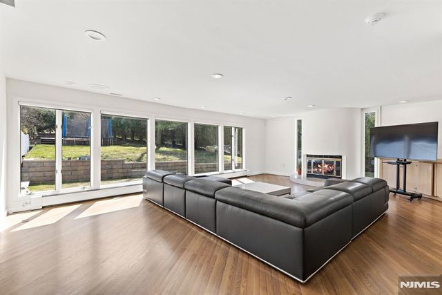 1 Hemlock Drive, Cresskill, NJ 07626