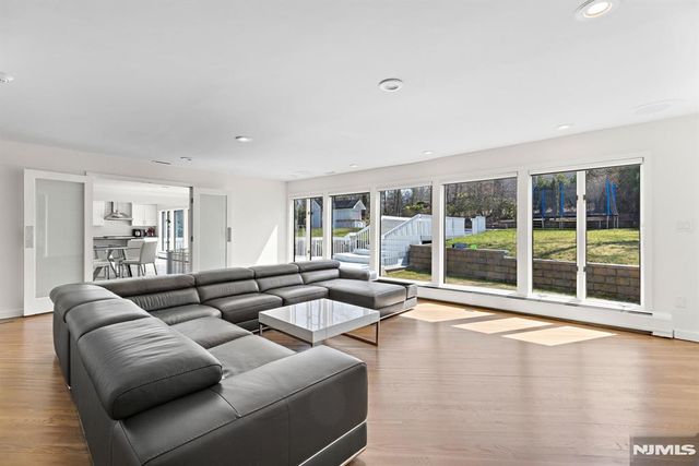 1 Hemlock Drive, Cresskill, NJ 07626