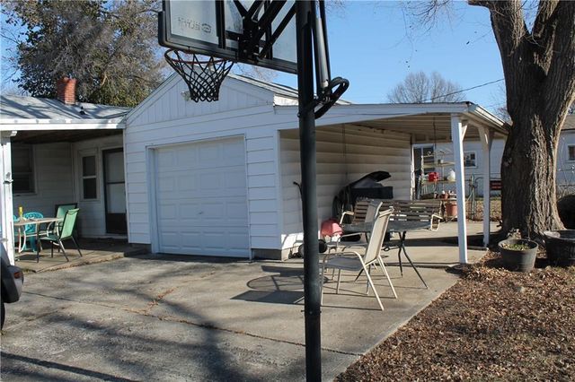 305 SW 8th Street, Oak Grove, MO 64075