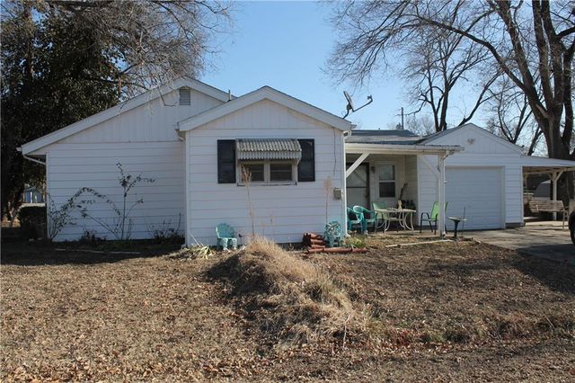305 SW 8th Street, Oak Grove, MO 64075