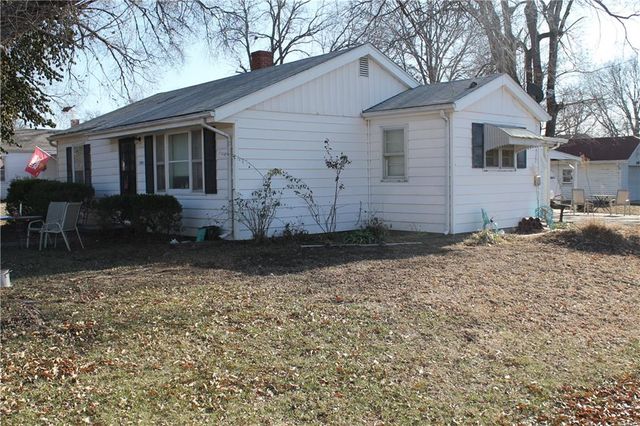 305 SW 8th Street, Oak Grove, MO 64075