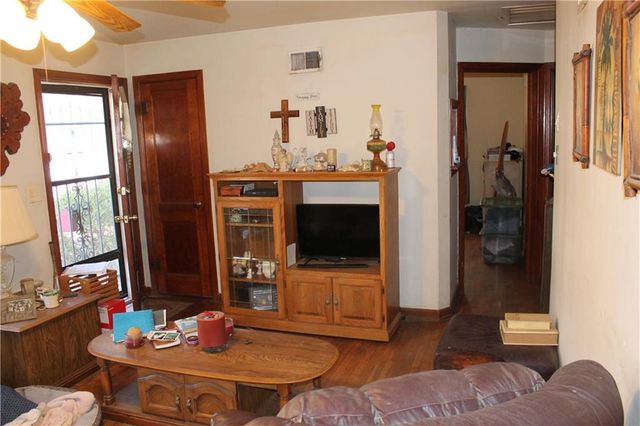 305 SW 8th Street, Oak Grove, MO 64075