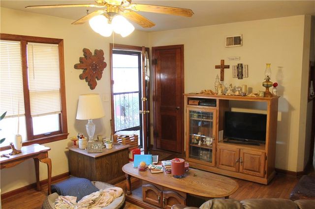 305 SW 8th Street, Oak Grove, MO 64075