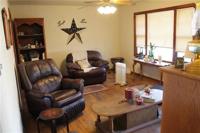 305 SW 8th Street, Oak Grove, MO 64075