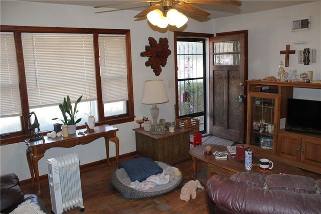 305 SW 8th Street, Oak Grove, MO 64075