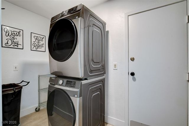 945 Vegas Valley Drive, Las Vegas, NV 89109