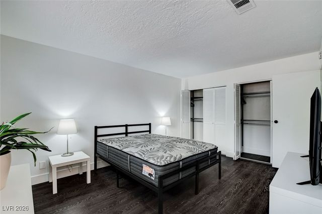 945 Vegas Valley Drive, Las Vegas, NV 89109