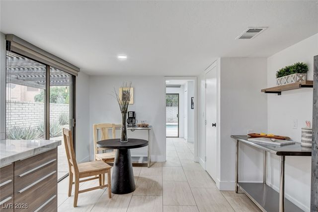 945 Vegas Valley Drive, Las Vegas, NV 89109