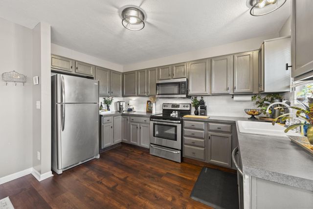 201 Fox Hall Drive, Pataskala, OH 43062