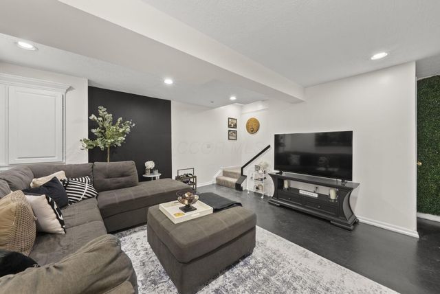 201 Fox Hall Drive, Pataskala, OH 43062