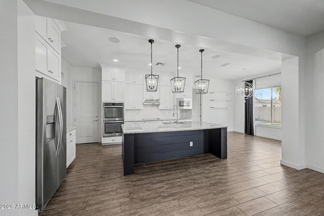 1002 E PARKVIEW Drive, Gilbert, AZ 85295