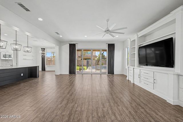 1002 E PARKVIEW Drive, Gilbert, AZ 85295
