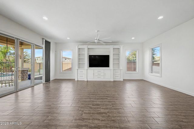 1002 E PARKVIEW Drive, Gilbert, AZ 85295