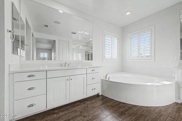 1002 E PARKVIEW Drive, Gilbert, AZ 85295