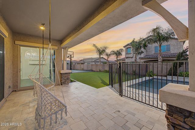 1002 E PARKVIEW Drive, Gilbert, AZ 85295