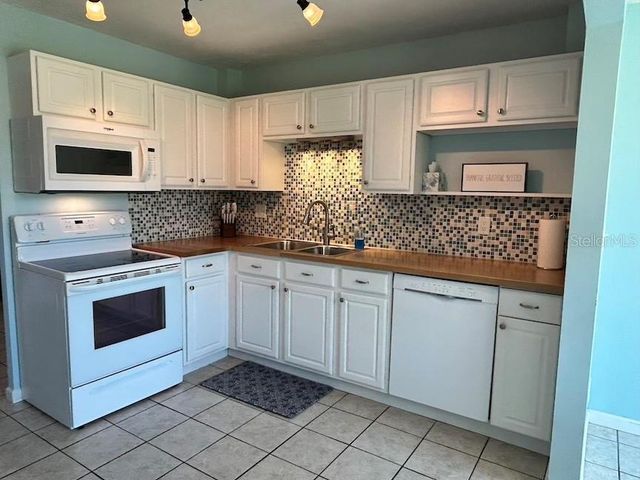 5095 BAY STREET NE 111, St Petersburg, FL 33703