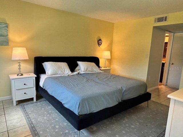 5095 BAY STREET NE 111, St Petersburg, FL 33703